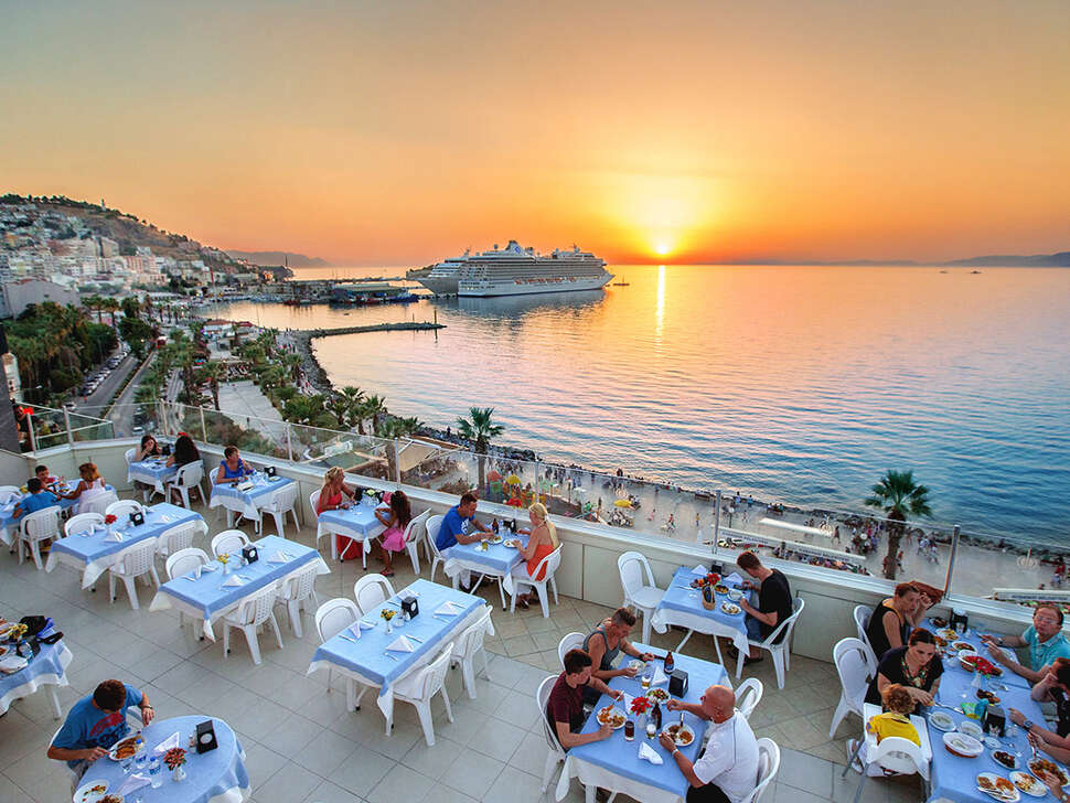Een foto van het terras bij Hotel Derici