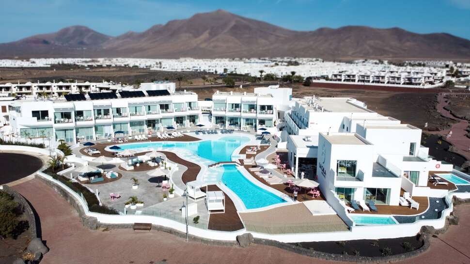 Een foto van de buitenkant van CalaLanzarote Suites Hotel
