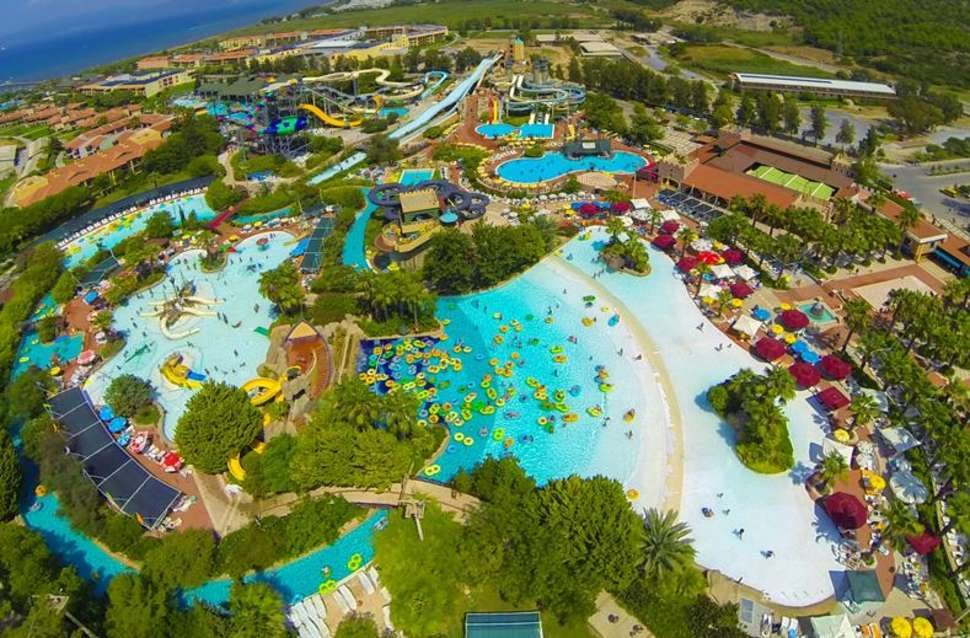 Een foto van het zwembad bij TUI Blue Ephesus