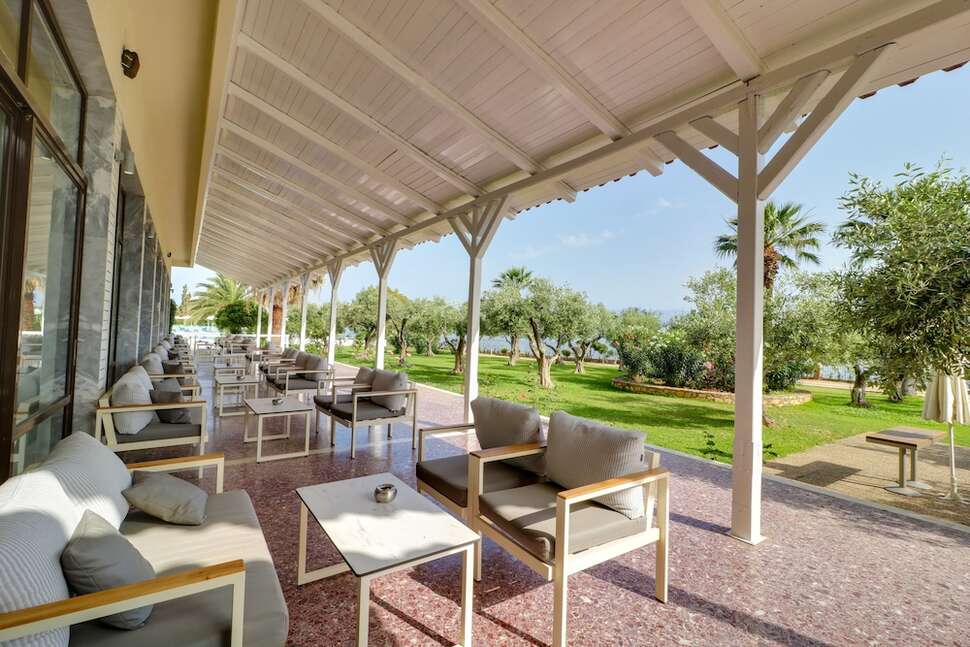 Een foto van het terras bij Calamos Beach Hotel