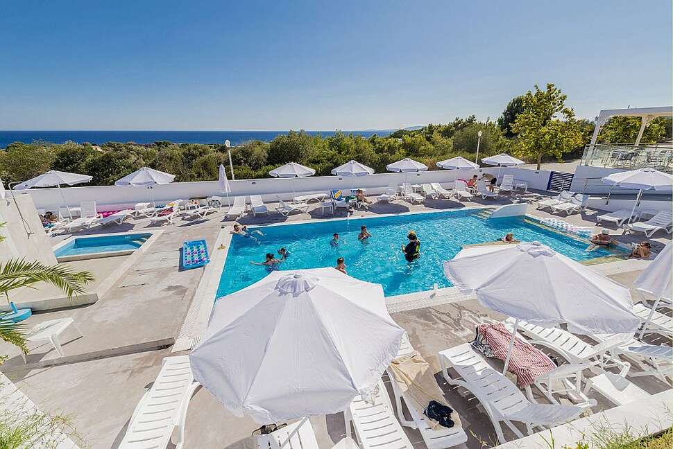Een foto van het zwembad bij Eagles Nest Hotel