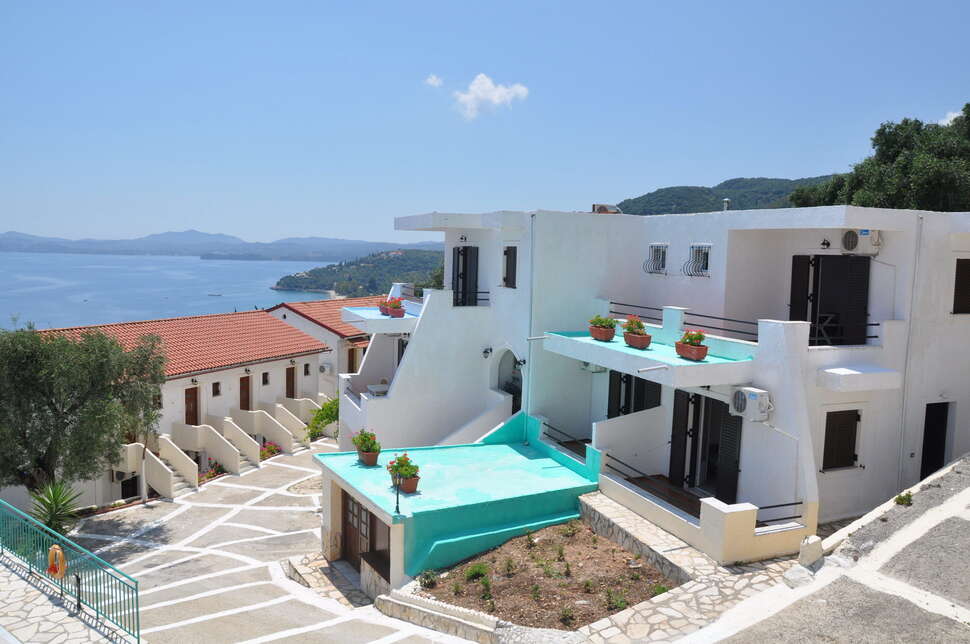 Een foto van de buitenkant van Yiannis Appartementen