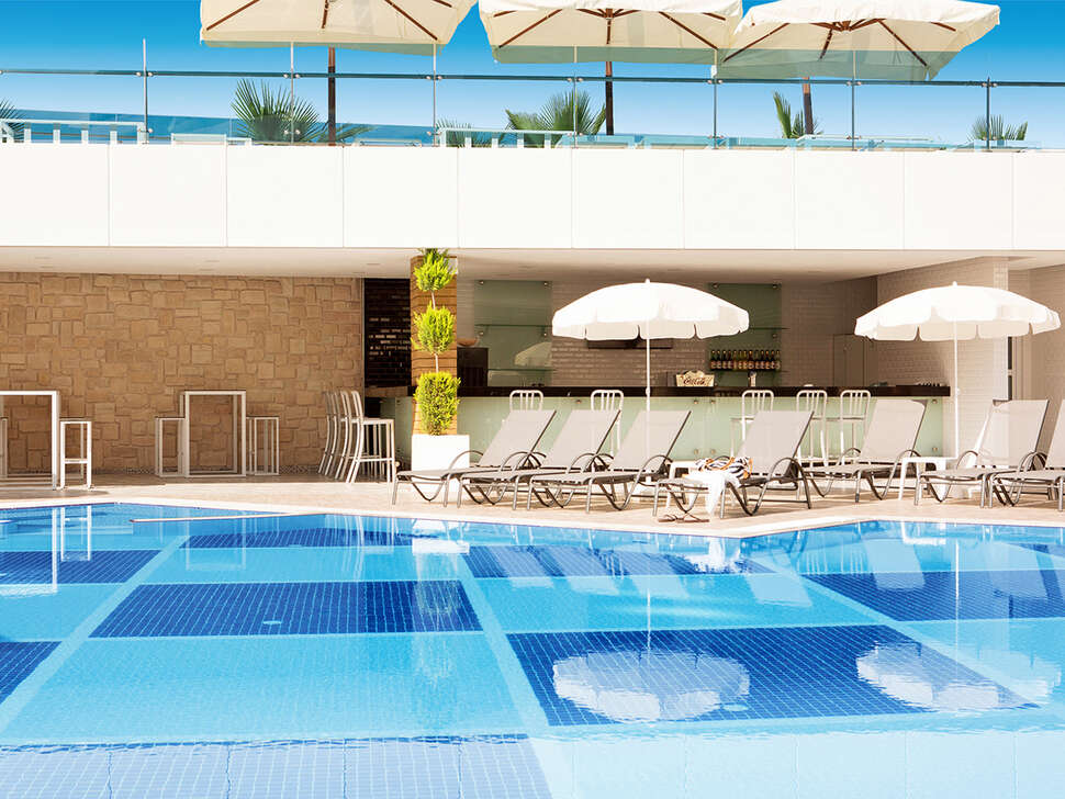 Een foto van het zwembad bij Sunprime C-Lounge