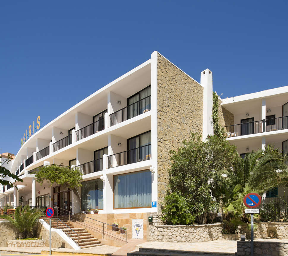 Een foto van de buitenkant van Hotel Osiris Ibiza