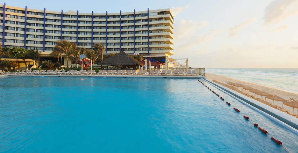 Crown Paradise Club Cancun.