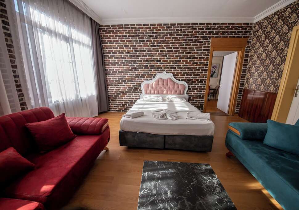 Royal Garden Suite Hotel